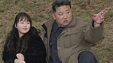 Severokorejský v�dce Kim �ong-un v doprovodu své dcery sleduje odpálení...