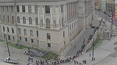 Fronta ped historickou budovou Národního muzea v Praze. (15. dubna 2023, 11:00)
