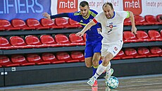 Kapitán eských futsalist Luká Reetár (v bílém) bhem kvalifikaního utkání...