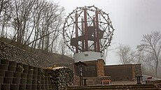 Nedokon�ený památník osvobození stojí v míst�, odkud v dubnu 1945 mar�ál Rodion...