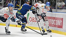 Jaromír Jágr z Kladna se tlaí kolem mantinelu ve druhém utkání baráe proti...