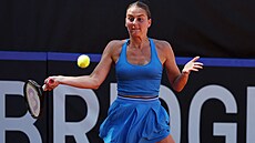 Ukrajinská tenistka Marta Kosuková v kvalifikaním duelu Poháru Billie Jean...