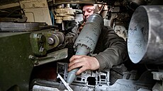 Ukrajintí vojáci v tanku poblí frontového msta asiv Jar na Ukrajin (10....