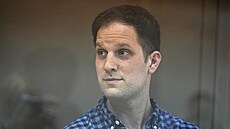 Reportér Wall Street Journal Evan Gershkovich stojí ve skleněné kleci v soudní... | na serveru Lidovky.cz | aktuální zprávy