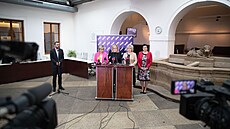 Tisková konference hnutí ANO. Zleva Jana Mraková, Alena Schillerová, Margita...