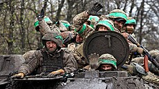 Ukrajintí vojáci se vracejí z tkých boj poblí Bachmutu.