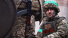 Ukrajintí vojáci se vracejí z tkých boj poblí Bachmutu.