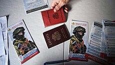 Ruský pas, vojenský prkaz a informaní broury v mobilní náborové kancelái v...