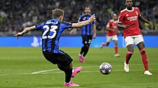Nicolo Barella z Interu stílí gól proti Benfice.
