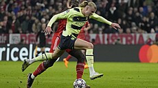 Erling Haaland z Manchesteru City (v popedí) v souboji s Dayotem Upamecanem z...