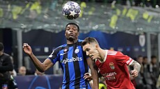 Denzel Dumfries z Interu (vlevo) v souboji s Alexem Grimaldem z Benfiky.