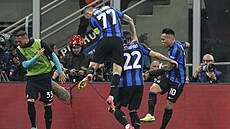 Fotbalisté Interu oslavují vstelený gól proti Benfice.