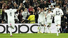 Fotbalisté Realu Madrid se radují z gólu proti Chelsea.