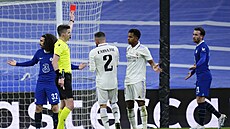 Hlavní rozhod�í Francois Letexier ukazuje �ervenou kartu Benu Chilwellovi z...