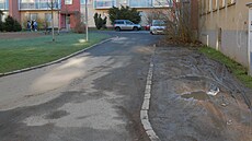 Rozje�d�ný trávník v sídli�ti kolem ulice Neumannova poblí� bazénu