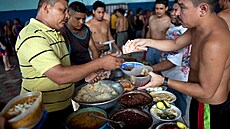 Na kontrolu mnohých v�zení sv�ta strá�e rezignovaly. Prostor za m�í�emi si...