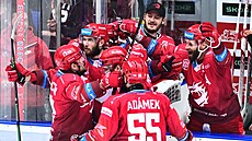 Hokejisté Tince se radují z gólu Daniela Kurovského (43, druhý zleva).