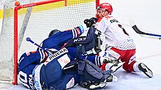 Hradecký útoník Oliver Okuliar poslal ve vzájemném souboji vítkovického...