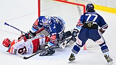 Hradecký útoník Marek Zachar naráí za dozoru vítkovického beka Mária Grmana...