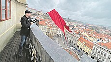 Miroslav Merc praporem ohla�uje po�ár.