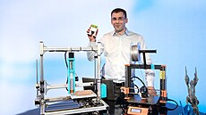 Mohl by být klidn konstruktérem Q v tajných laboratoích Jamese Bonda, místo...