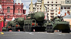 Ruské balistické rakety RS-24 Jars jsou vystaveny bhem vojenské pehlídky v...