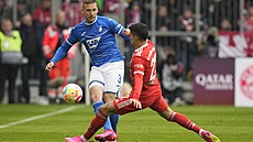Hrá� Bayernu Joao Cancelo (vpravo) v akci s obráncem Hoffenheimu Pavlem...