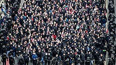 Fanou�ci Slavie p�i pochodu Prahou p�ed utkáním se Spartou