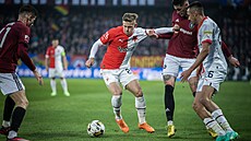 David Pech (uprosted) v souboji o mí s Tomáem vanarou ze Sparty. Situaci...