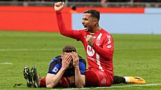 Obránce Interu Milán Robin Gosens (v �ervené) je s pr�b�hem zápasu spokojený,...