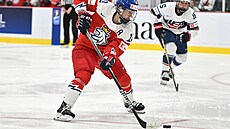 Denisa K�í�ová s pukem b�hem semifinále mistrovství sv�ta proti Spojeným stát�m