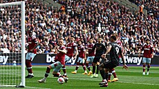 Útoník Arsenalu Gabriel Jesus stílí úvodní gól utkání s West Hamem United