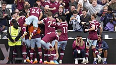Hrá�i West Hamu slaví s fanou�ky gól, který vst�elil Jarrod Bowen, v utkání s...