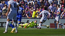 Branká� Getafe David Soria se vrhá po mí�i v utkání s Barcelonou