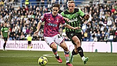 Zálo�ník Juventusu Nicolo Fagioli (vlevo) se sna�í dostat k mí�i d�ív ne�...