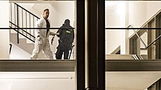 len forenzního týmu prohlíí tlocvinu v budov v nmeckém Duisburgu, kde...