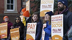 Stávkující mladí lékaři NHS před královskou nemocnicí v Leicesteru (11. dubna...