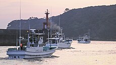 Rybáské lod vyjídjí z pístavu v Taiji v prefektue Wakayama na západ...