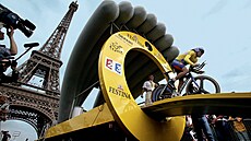 Lance Armstrong startuje pod Eiffelovou ví do Tour 2003.