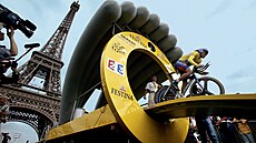Lance Armstrong startuje pod Eiffelovou v�í do Tour 2003.