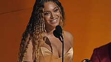 Beyoncé přebírá cenu Grammy za nejlepší elektronické/taneční album