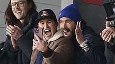Majitelé fotbalového Wrexhamu Ryan Reynolds s Robem McElhenneym na tribun pi...