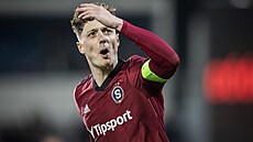 Sparanský kapitán Ladislav Krejí burcuje fanouky v domácím derby se Slavií.