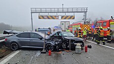 Hromadná nehoda sedmi automobil na D1 u Klimkovic nedaleko Ostravy (11. dubna...