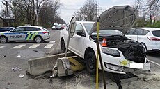 Nehoda mezi �kodou Octavia a cyklistou na Frýdecké ulici v Ostrav�. (18. dubna...