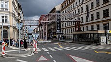 �elezná konstrukce p�eklenula ulici na Florenci. Souvisí s opravami stropních...