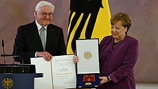 Německý prezident Frank-Walter Steinmeir ocenil bývalou kancléřku Angelu...