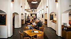 Masné krámy nabízejí zhruba 200 míst u stol a v boxech.