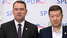 P�edseda SPD Tomio Okamura a �éf poslaneckého klubu Radim Fiala na tiskové...