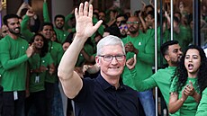 Tim Cook otev�el v Bombaji první indický obchod Applu.
